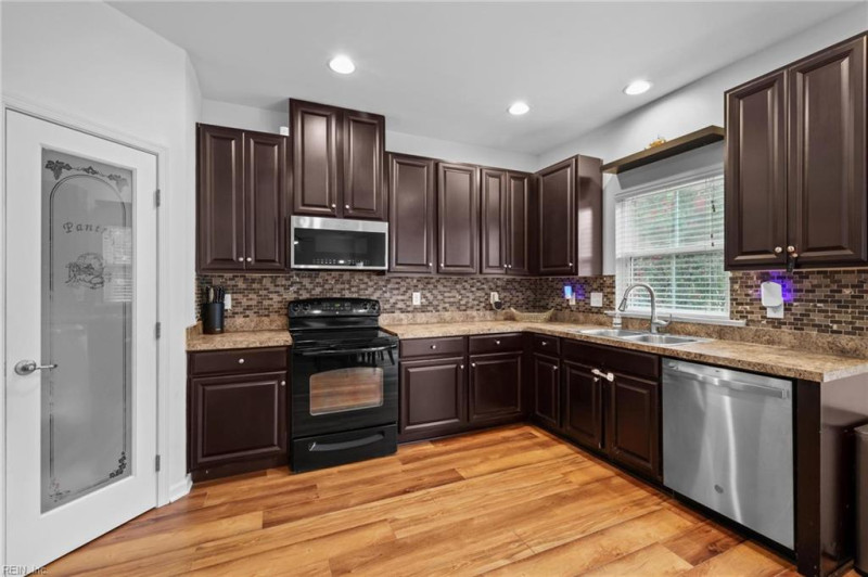 Photo 4 of 34 residential for sale in Chesapeake virginia