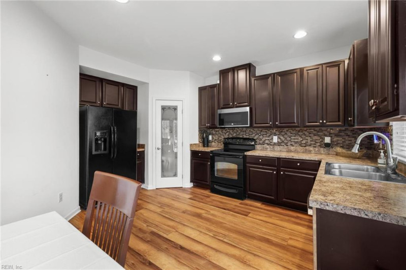 Photo 5 of 34 residential for sale in Chesapeake virginia