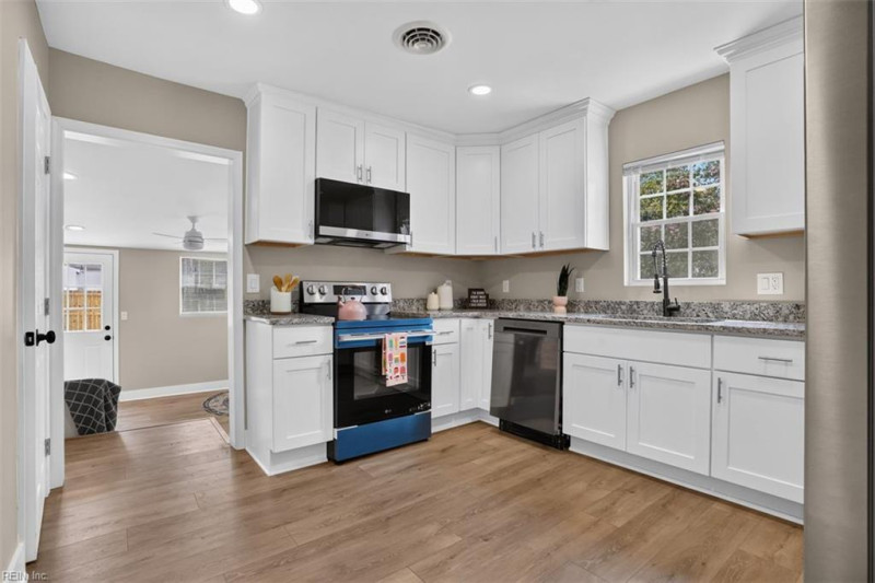 Photo 9 of 39 residential for sale in Chesapeake virginia