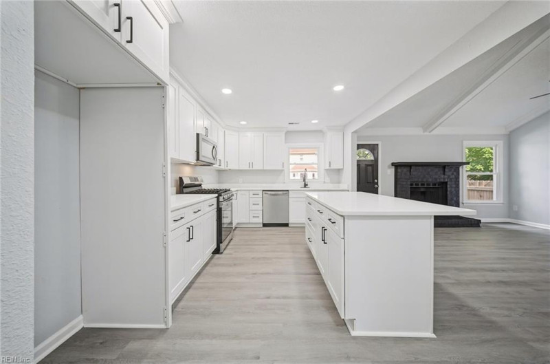 Photo 11 of 37 residential for sale in Virginia Beach virginia
