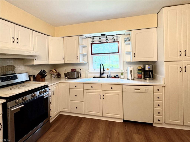 Photo 14 of 47 residential for sale in Portsmouth virginia
