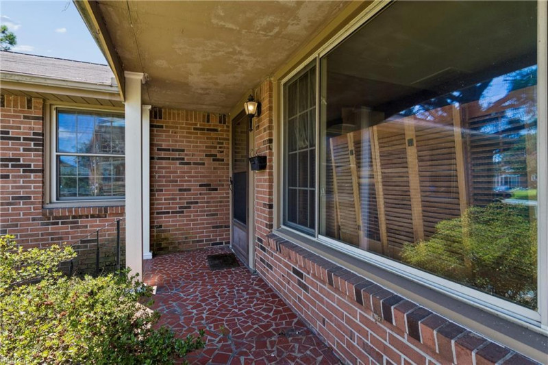 Photo 4 of 50 residential for sale in Chesapeake virginia