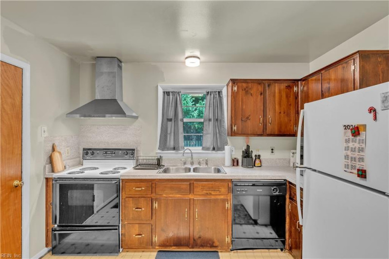 Photo 12 of 40 residential for sale in Hampton virginia