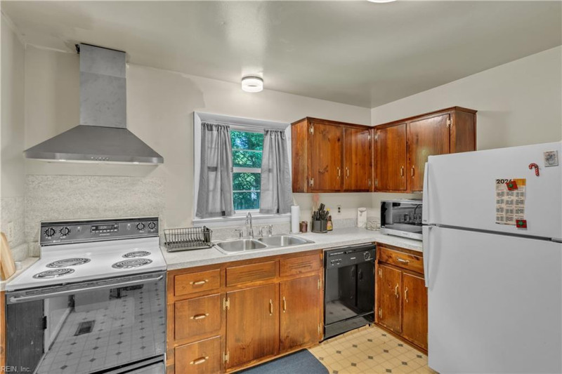 Photo 13 of 40 residential for sale in Hampton virginia