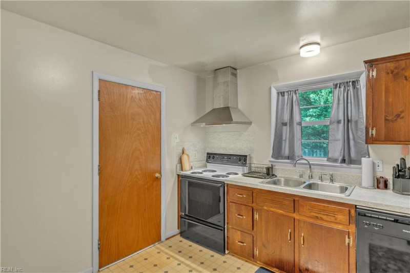 Photo 14 of 40 residential for sale in Hampton virginia