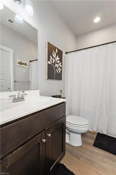 Photo 16 of 33 residential for sale in Chesapeake virginia
