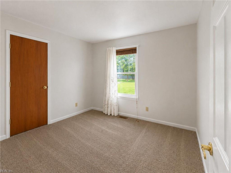 Photo 13 of 30 residential for sale in Gloucester County virginia