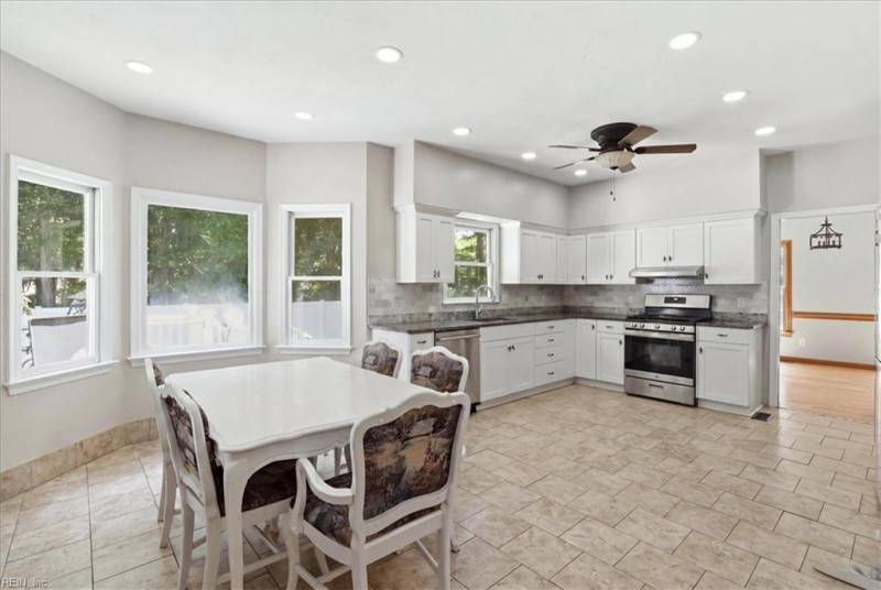 Photo 3 of 36 residential for sale in Chesapeake virginia