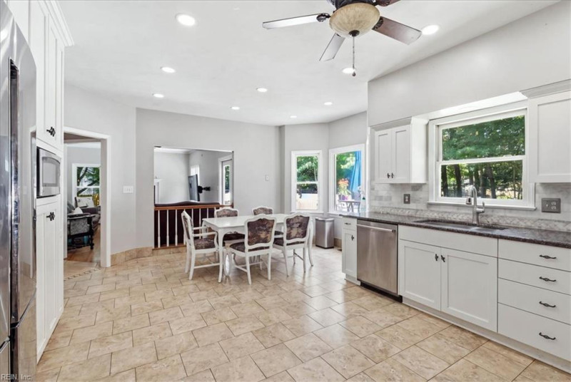 Photo 4 of 36 residential for sale in Chesapeake virginia