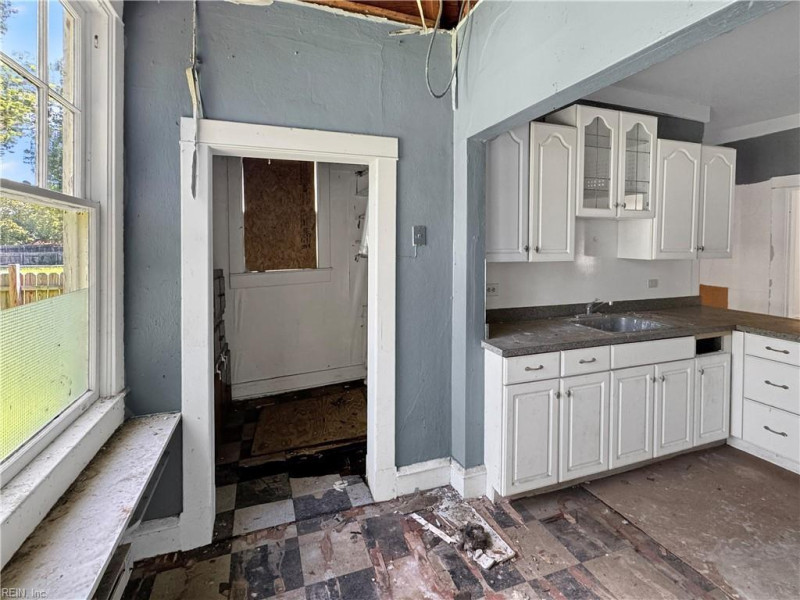Photo 4 of 29 residential for sale in Hampton virginia