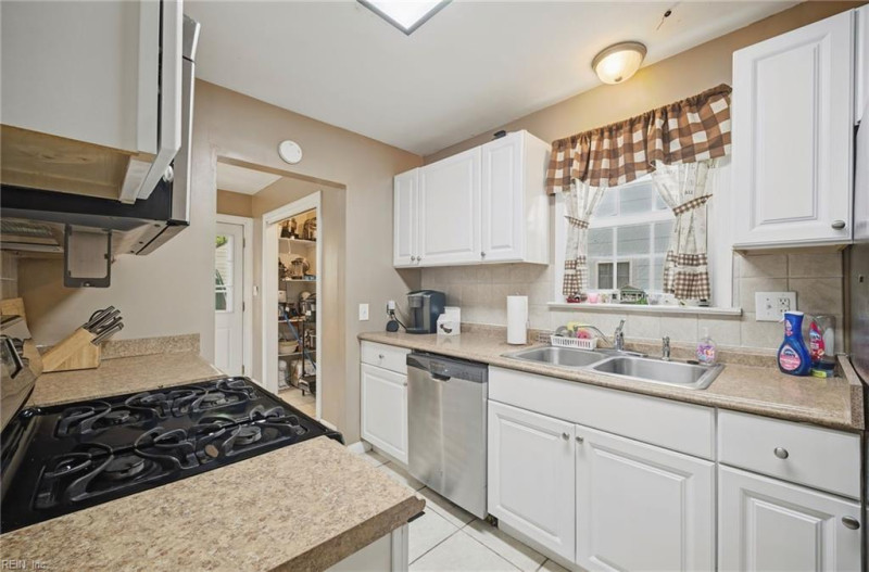 Photo 14 of 46 residential for sale in Chesapeake virginia