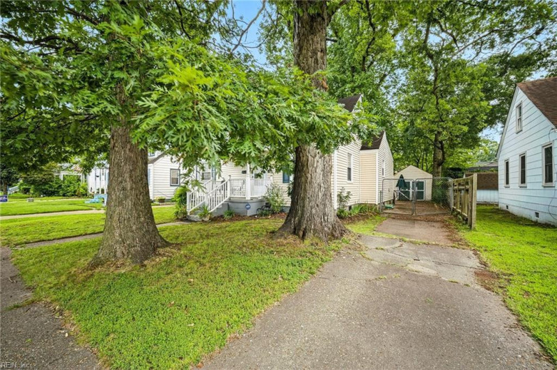 Photo 4 of 46 residential for sale in Chesapeake virginia