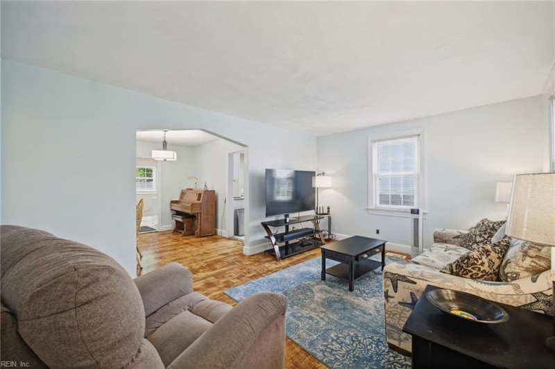 Photo 9 of 46 residential for sale in Chesapeake virginia