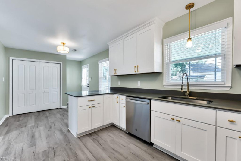Photo 11 of 32 residential for sale in Chesapeake virginia