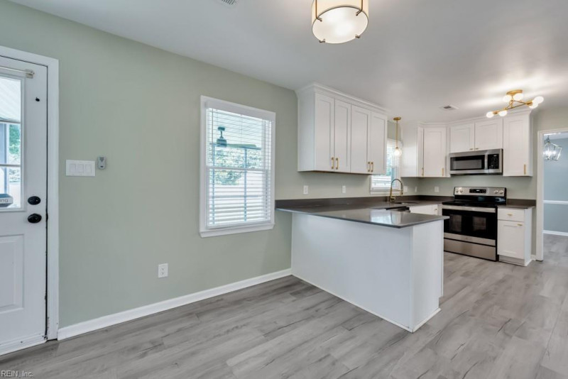 Photo 13 of 32 residential for sale in Chesapeake virginia