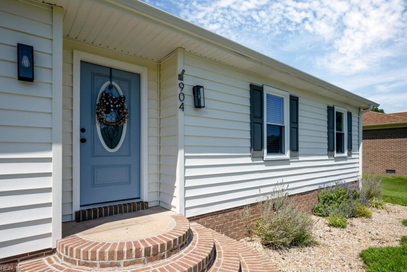Photo 3 of 32 residential for sale in Chesapeake virginia