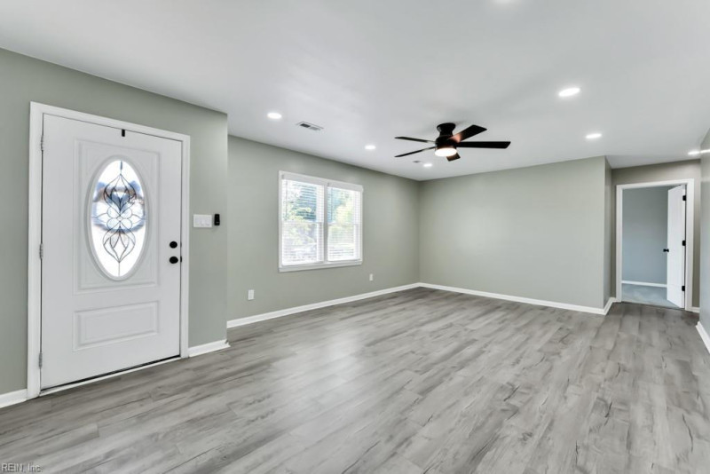 Photo 4 of 32 residential for sale in Chesapeake virginia