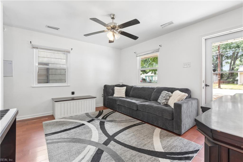 Photo 11 of 26 residential for sale in Hampton virginia