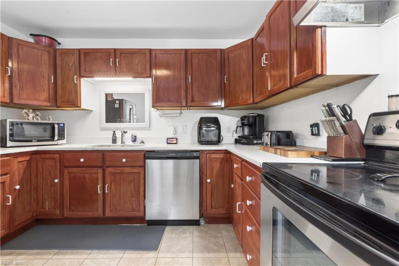 Photo 13 of 26 residential for sale in Hampton virginia