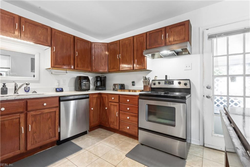 Photo 14 of 26 residential for sale in Hampton virginia