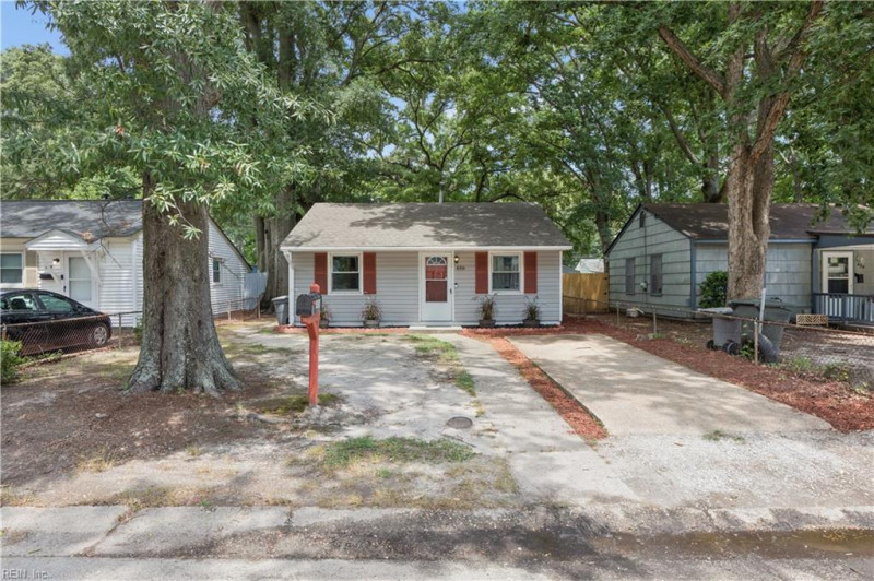 Photo 4 of 26 residential for sale in Hampton virginia