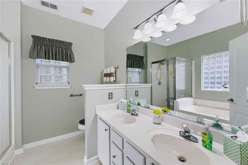 Photo 16 of 39 residential for sale in Portsmouth virginia
