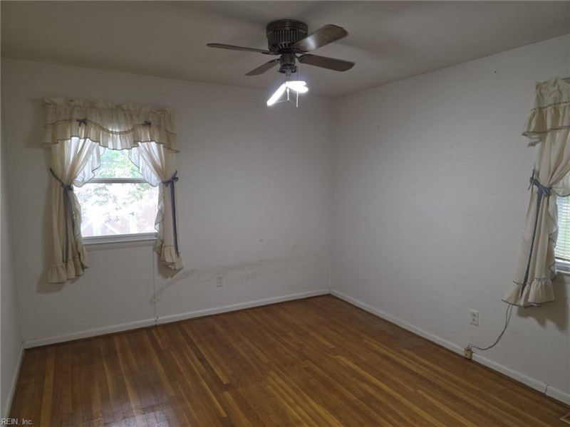 Photo 11 of 14 residential for sale in Hampton virginia