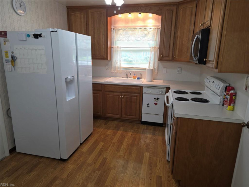 Photo 3 of 14 residential for sale in Hampton virginia
