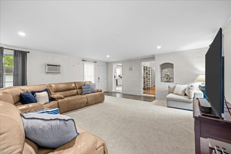 Photo 11 of 34 residential for sale in Virginia Beach virginia