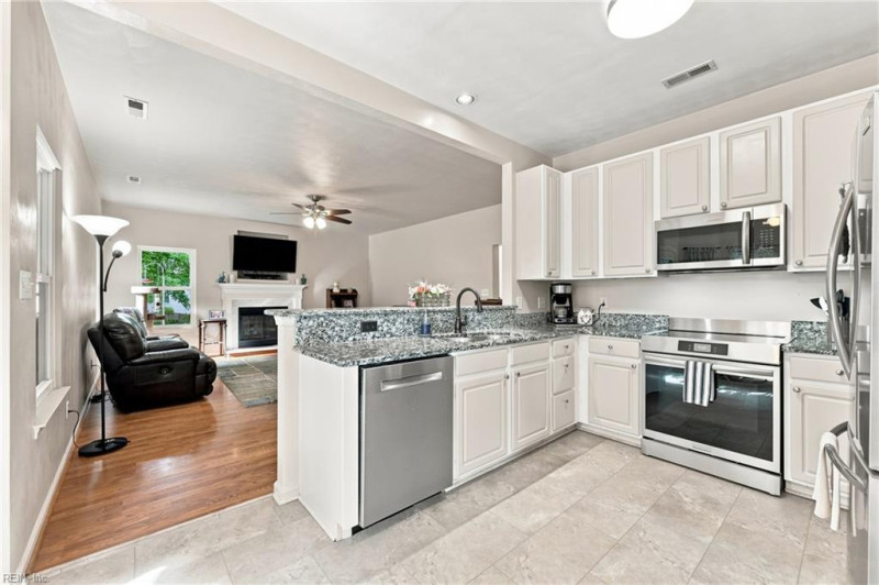 Photo 11 of 49 residential for sale in Chesapeake virginia