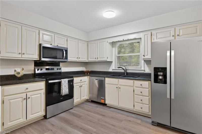 Photo 10 of 31 residential for sale in Chesapeake virginia