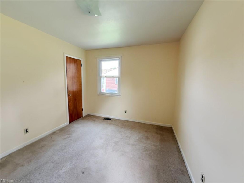 Photo 11 of 26 residential for sale in Chesapeake virginia