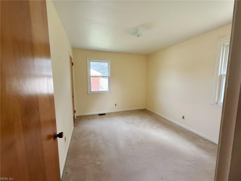 Photo 13 of 26 residential for sale in Chesapeake virginia