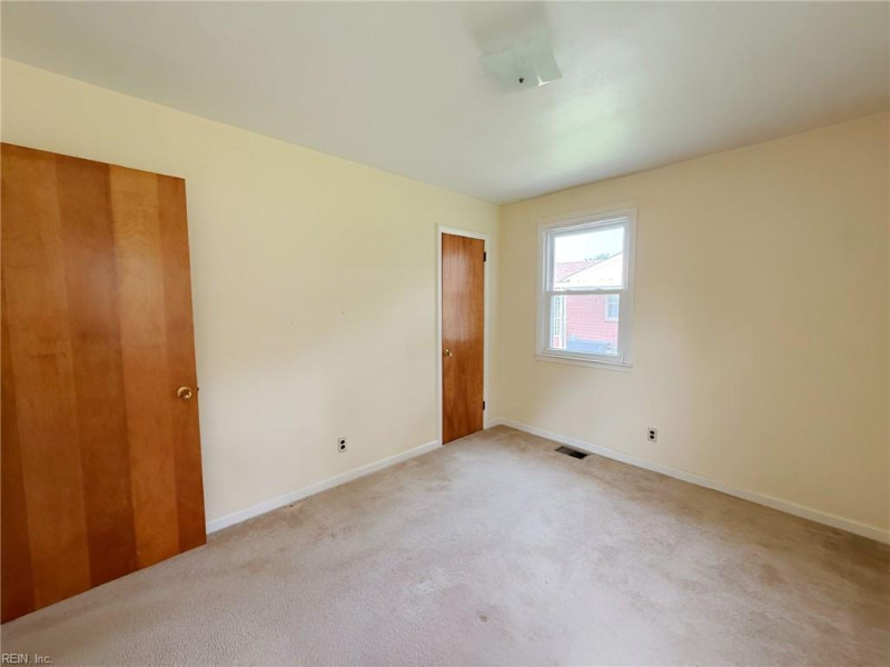 Photo 14 of 26 residential for sale in Chesapeake virginia