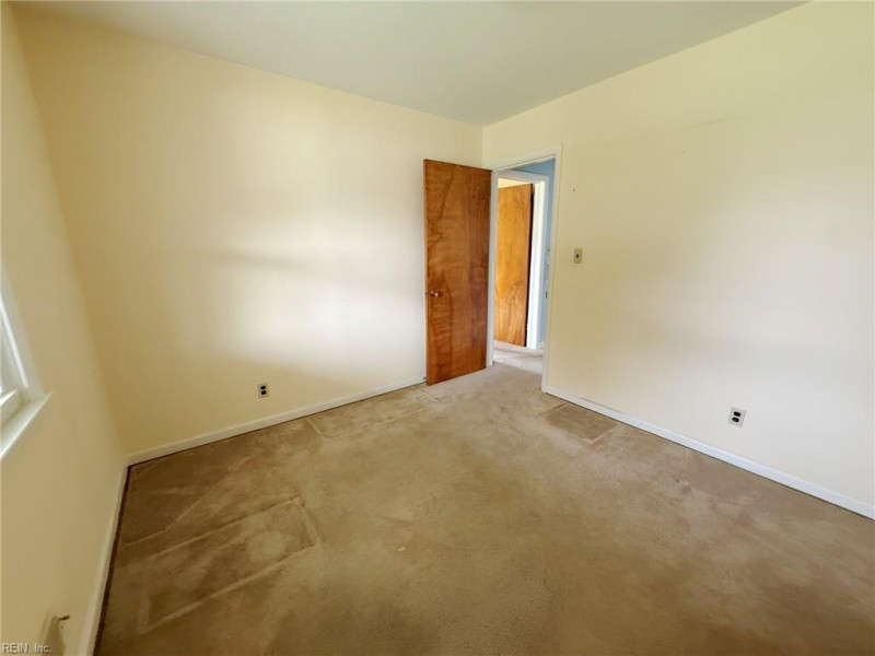 Photo 15 of 26 residential for sale in Chesapeake virginia