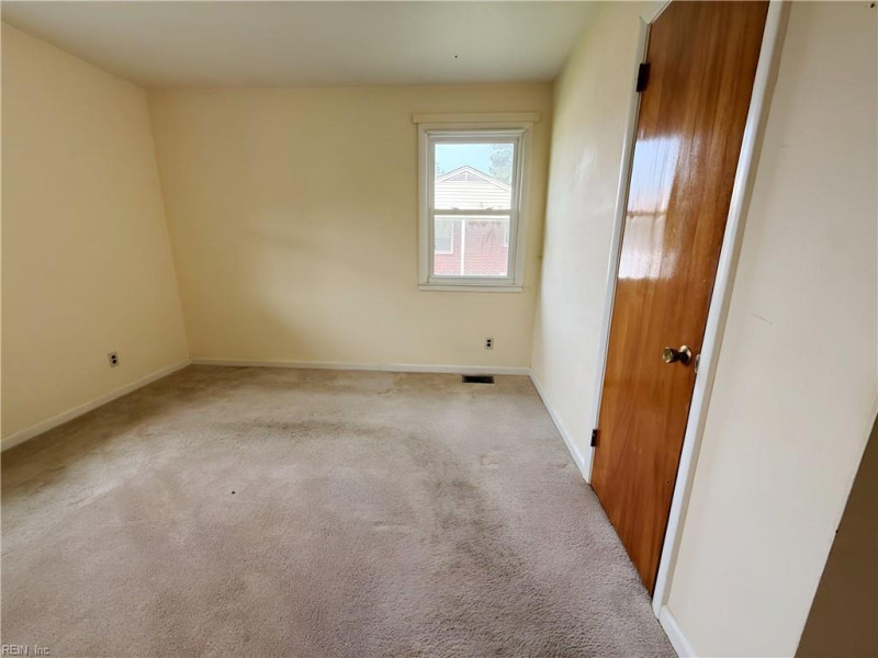 Photo 17 of 26 residential for sale in Chesapeake virginia