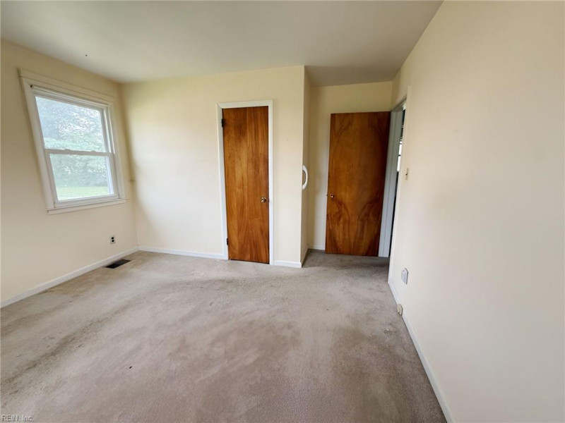 Photo 18 of 26 residential for sale in Chesapeake virginia