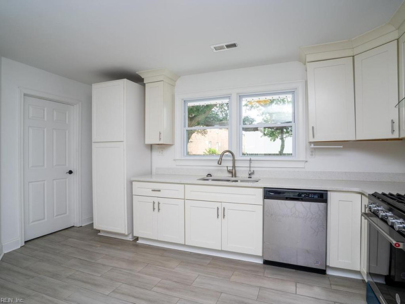 Photo 11 of 31 residential for sale in Norfolk virginia