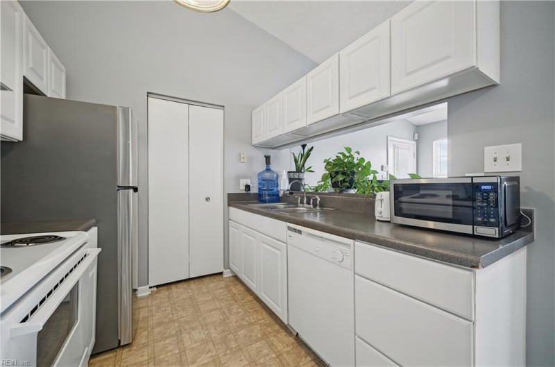 Photo 10 of 21 residential for sale in Virginia Beach virginia
