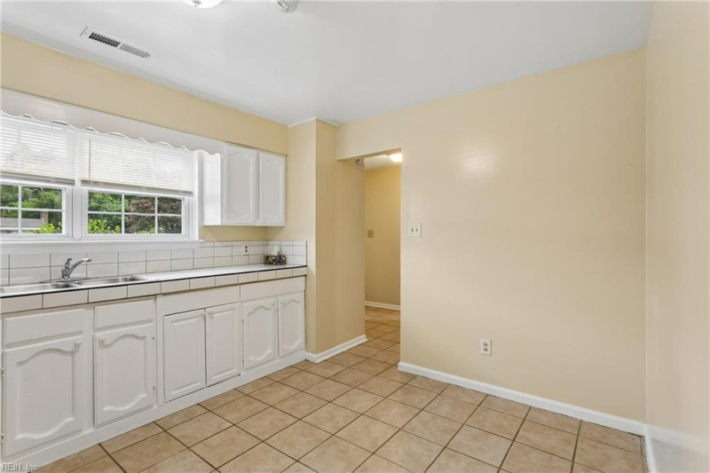 Photo 10 of 34 residential for sale in Hampton virginia