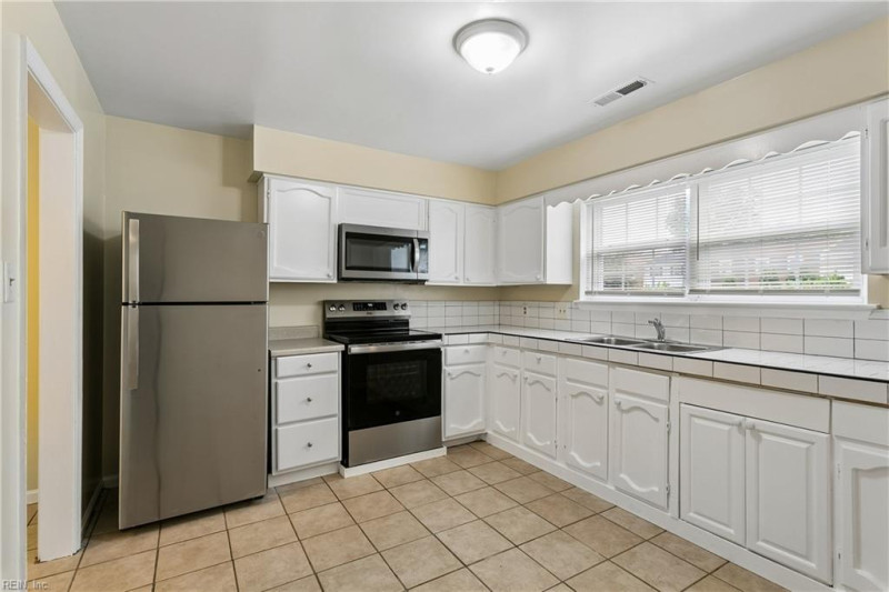 Photo 7 of 34 residential for sale in Hampton virginia
