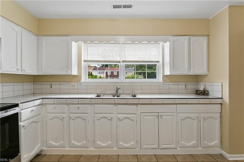 Photo 9 of 34 residential for sale in Hampton virginia