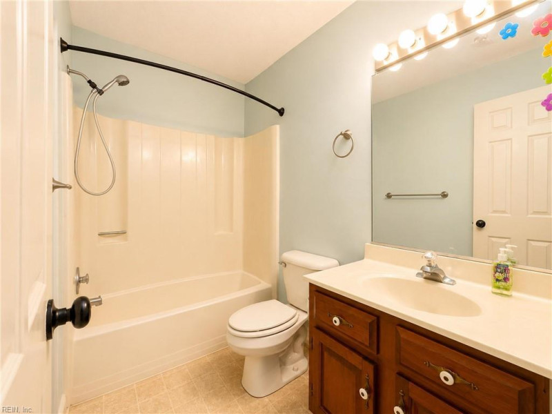 Photo 12 of 32 residential for sale in York County virginia