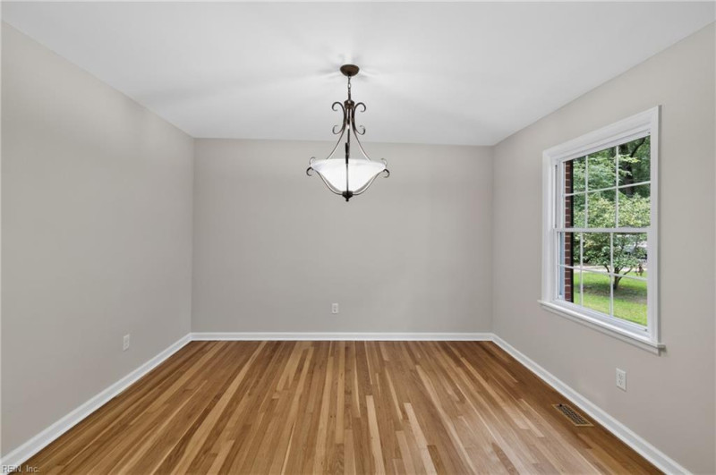 Photo 4 of 39 residential for sale in York County virginia