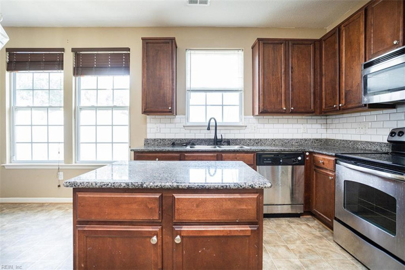 Photo 4 of 31 residential for sale in Chesapeake virginia