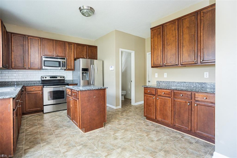 Photo 5 of 31 residential for sale in Chesapeake virginia