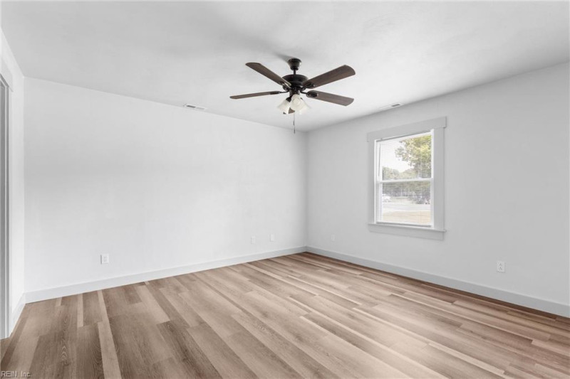 Photo 11 of 22 residential for sale in Chesapeake virginia