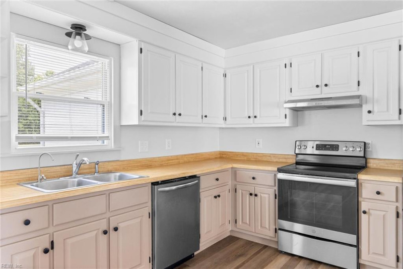 Photo 13 of 22 residential for sale in Chesapeake virginia