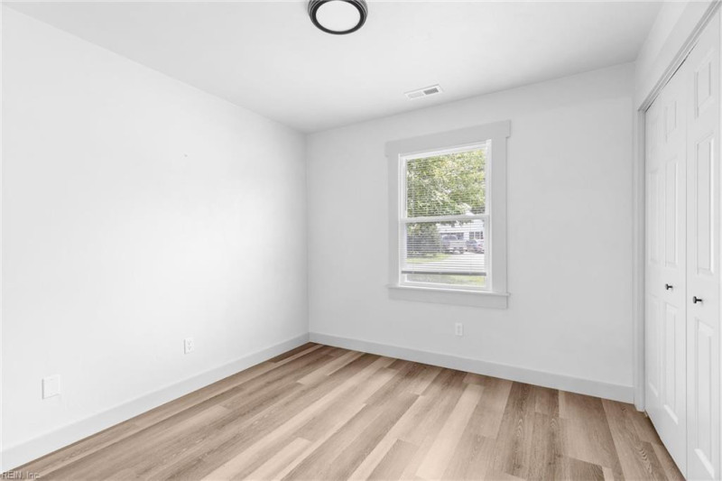 Photo 14 of 22 residential for sale in Chesapeake virginia