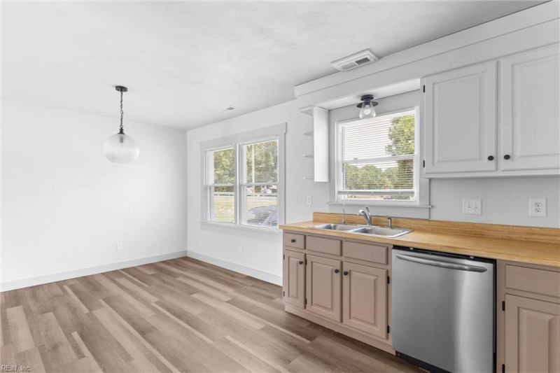 Photo 15 of 22 residential for sale in Chesapeake virginia